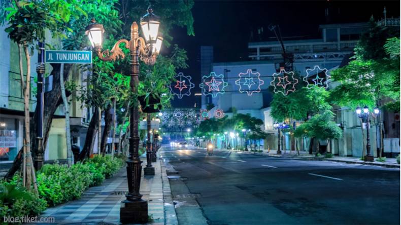 Photo of Cartagena's cathedral at the background and some colonial style houses